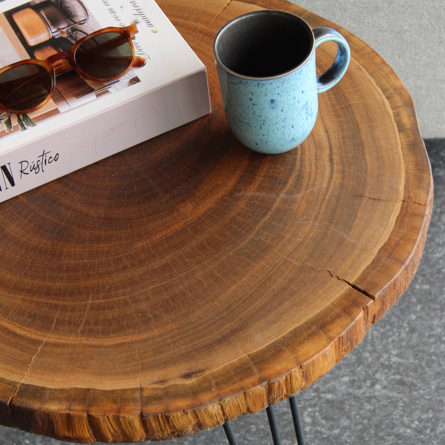 mesa lateral estilo industrial com tampo de madeira maciça