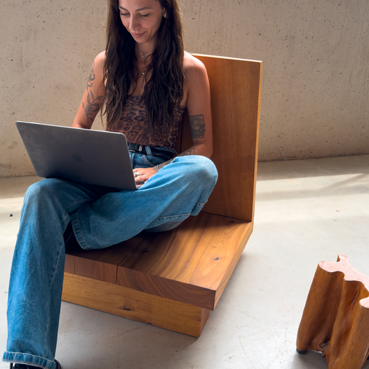 poltrona de madeira maciça de pequiá, design autoral